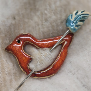 Zapinka do szala, czapki, płaszcza,swetra.Czerwony ptaszek z zielonym piórkiem