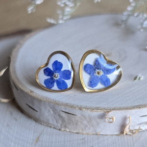 Złote kolczyki z kwiatami wkręty sztyfty z żywicy żywica epoksydowa z suszonymi prawdziwymi kwiatami niezapominajki serca serduszka