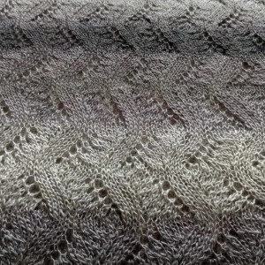 Ażurowy cieniowany szal robiony na drutach (odcienie szarego i czarnego), rękodzieło