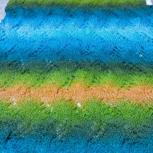 Ażurowy cieniowany szal robiony na drutach (odcienie niebieskiego i zielonego), rękodzieło