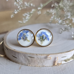 Złote kolczyki z kwiatami wkręty sztyfty z żywicy żywica epoksydowa z suszonymi prawdziwymi kwiatami niezapominajki