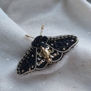 Urocza broszka ĆMA czarno-złota