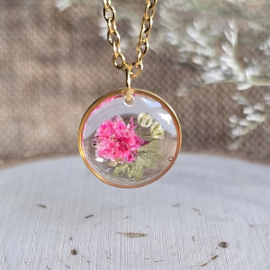 złota zawieszka złoty wisiorek naszyjnik żywica z żywicy kwiaty z kwiatami retro naturalna dziewczęca kobieca różowa gipsówka