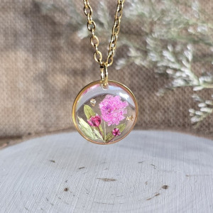 złota zawieszka złoty wisiorek naszyjnik żywica z żywicy kwiaty z kwiatami retro naturalna dziewczęca kobieca różowa gipsówka