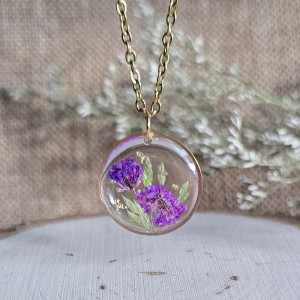 złota zawieszka złoty wisiorek naszyjnik żywica z żywicy kwiaty z kwiatami  naturalna dziewczęca kobieca fioletowa gipsówka