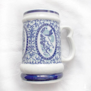 retro ceramika prl, vintage kufel prl, retro kufel,biało niebieski kufel, Bogucice ceramika, Bogucice kufel, prl naczynia, retro naczynia, vintage sprzęty, biało granatowy kufel ceramiczny