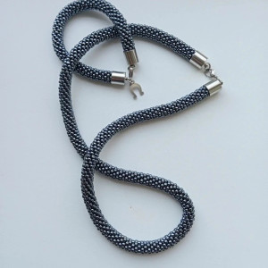 Koralikowy granatowy opalizujacy komplet: naszyjnik i bransoletka