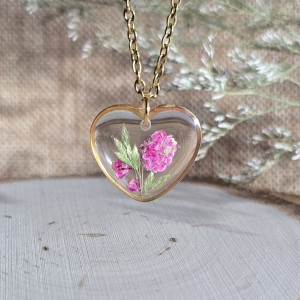 Złota zawieszka złoty wisiorek kwiat naszyjnik żywica z żywicy kwiaty z kwiatami serce serduszko gipsówka różowa
