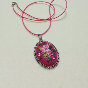 Ręcznie haftowany wisior  ELIZA