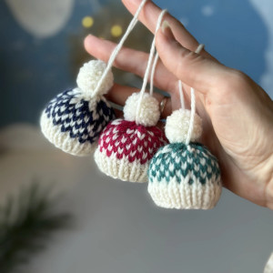 OZDOBY CHOINKOWE, DEKORACJE ŚWIĄTECZNE, MINI-CZAPECZKI Z WŁÓCZKI, ZESTAW 3 SZT.