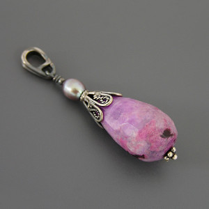 Wisiorek z czaroitem i perłą, srebro 925