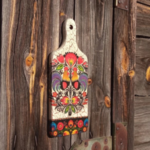 Deska kuchenna ze spękaniami i ludowym łowickim wzorem, dekoracja z kogutami w stylu shabby chic folk etno boho, prezent na święta dla mamy