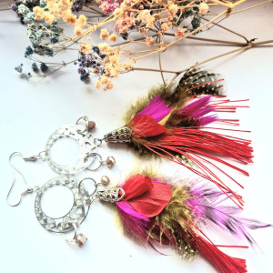 artystyczne kolczyki z kwiatami i piórami handmade