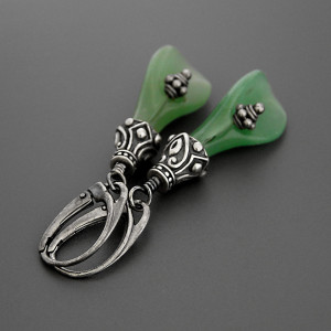 Kolczyki Scarlett, jadeitowe kalie, srebro patynowane, kolekcja Przeminęło z Wiatrem