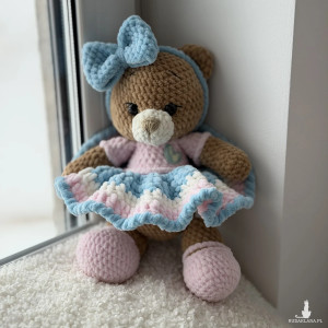 Misia ręcznie robiona w pastelowej sukience.