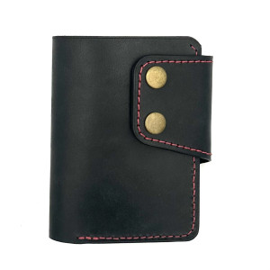 Duży czarny portfel z dodatkiem czerwieni ręcznie uszyty ze skóry garbowanej roślinnie.