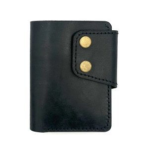 Czarny duży portfel ręcznie uszyty ze skóry garbowanej roślinnie.