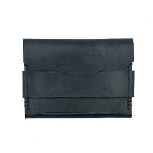 Mały czarny portfel na karty skórzany ręcznie uszyty.