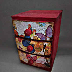 Drewniana szkatułka, komódka na biżuterię "Motyle"