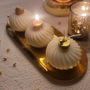 Elegancki zestaw świec sojowych - bombek na złotej tacy