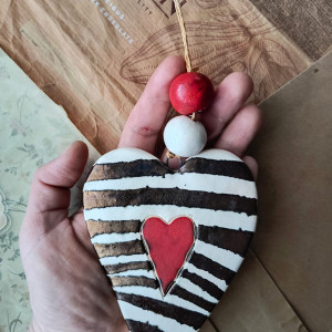 Serce w czarne paski z koralikami