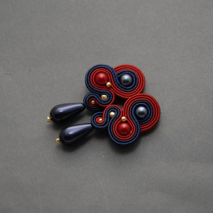 granatowo-czerwone kolczyki lub klipsy sutasz