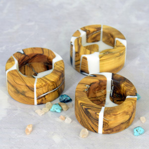 Świecznik tealight 6,5 cm drewno oliwne biała żywica