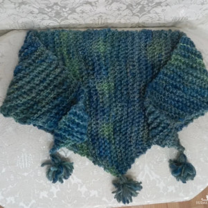 Cieniowana wełniana chusta robiona na drutach, odcienie niebieskiego, rękodzieło