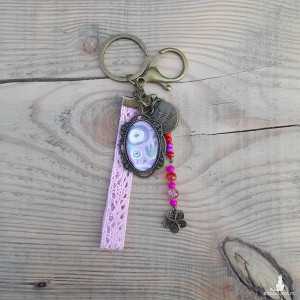 Brelok Live Your Dream z różową koronką i charmsami