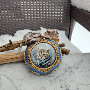 Bombka świąteczna z kotkiem w zimowej scenerii