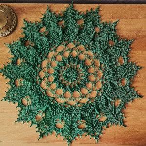 misterna i delikatna zielona  szydełkowa serwetka 40 cm