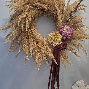 Wianek z suchych traw i dalii