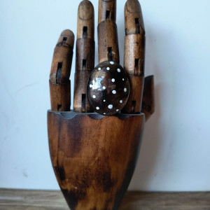 Czarny owal w kropeczki