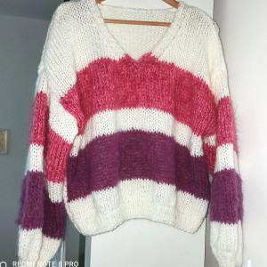 Sweter moherowy oversize biały w paski malina burgund rękawy baloniki długie