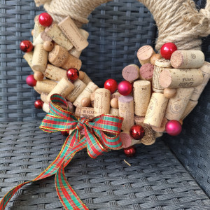 Wianek świąteczny z korka i szklanych bombek