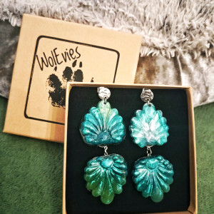 ELEGANCKIE DŁUGIE KOLCZYKI WISZĄCE – LIŚCIE W BUTELKOWEJ ZIELENI