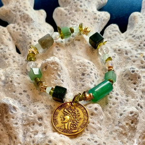 wyjątkowa zielona bransoletka z zawieszką