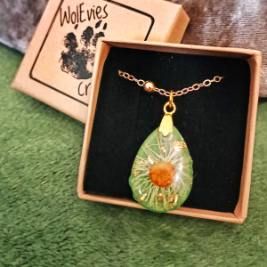 Naszyjnik z prawdziwym kwiatem maruny suszony w żywicy