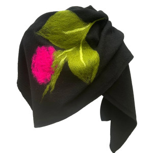 Czarny wełniany szal malowany wełną zdobiony kwiaty