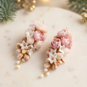 Eleganckie kolczyki z kwiatami i złotymi elementami