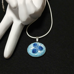 Ręcznie haftowany wisior  ZIMOWY