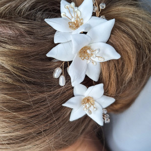 Zestaw ślubnych kokówek białe kwiaty z naturalnymi perłami