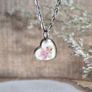 Zawieszka z różowym kwiatem serce serduszko