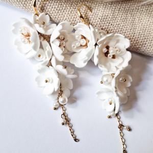 Długie kolczyki pozłacane ślubne białe kwiaty