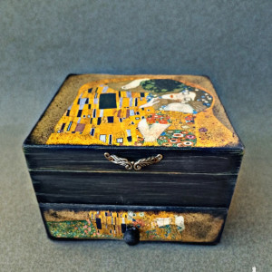 Drewniana szkatułka na biżuterię "Pocałunek- Klimt"