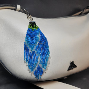 Niebieski kwiat - brelok z frędzli zawieszka chwost do kluczy / torebki / plecaka tkana z koralików