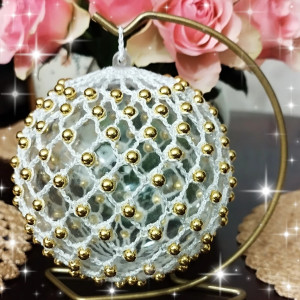 Ręcznie robiona bombka szydełkowa ze stojakiem