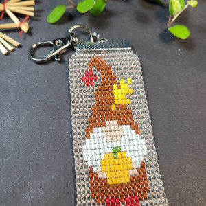 Skrzat Krasnal jesienny z dynią - Brelok zawieszka do kluczy / torebki / plecaka tkana z koralików