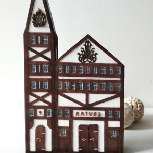 Podpórka do książek „Ratusz” – ręcznie wykonana dekoracja w stylu starego miasteczka.