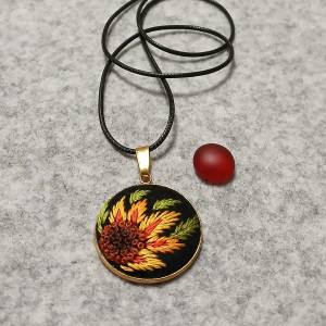 Ręcznie haftowany wisior  FERTO  stal szlachetna